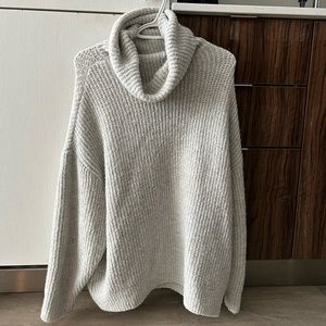 Love this sweater, I also have it in a light grey if there is interest.